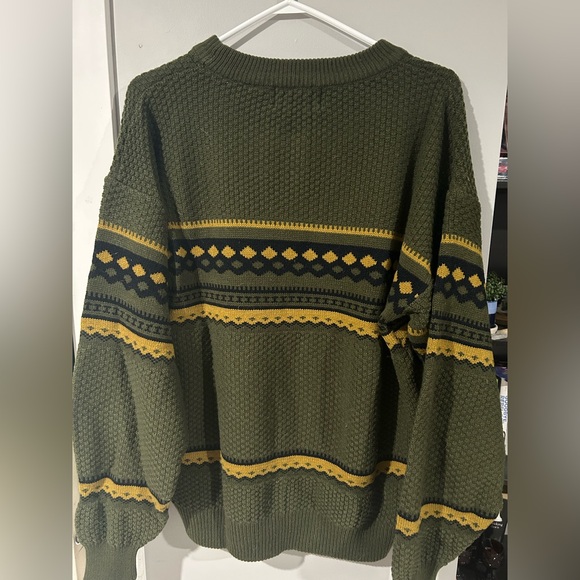 Patterned sweater. - Picture 2 of 3